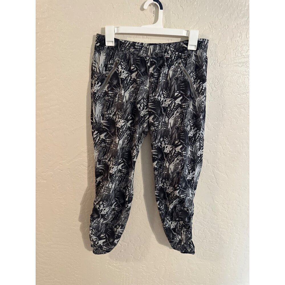 Y Athleta Ruched Hem Black & White Tropical Print Athletic Leggings